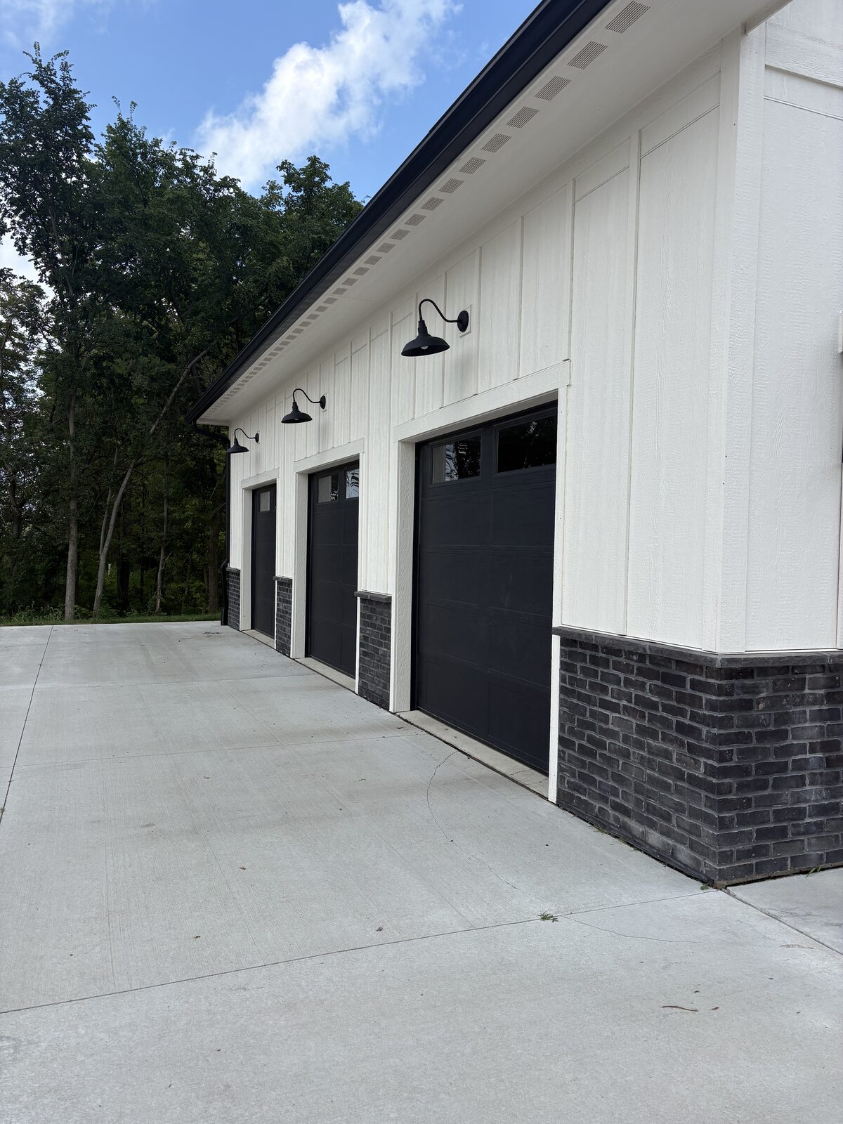 White Oak, Iowa — three-car garage